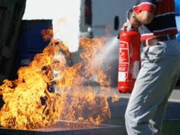 Exercice de manipulation d’un extincteur sur feu simulé